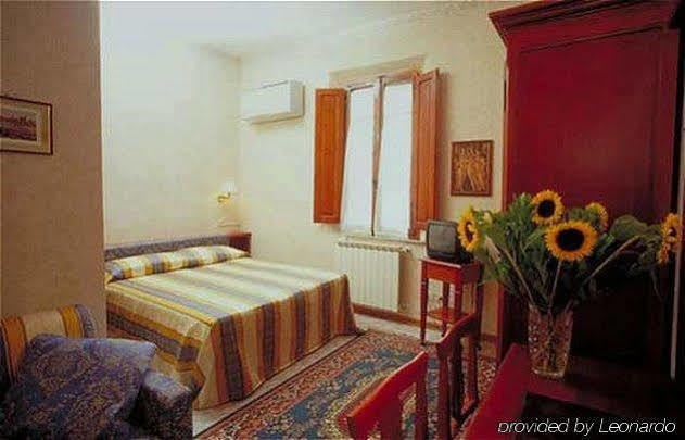 Hotel Moderno Сиена Екстериор снимка